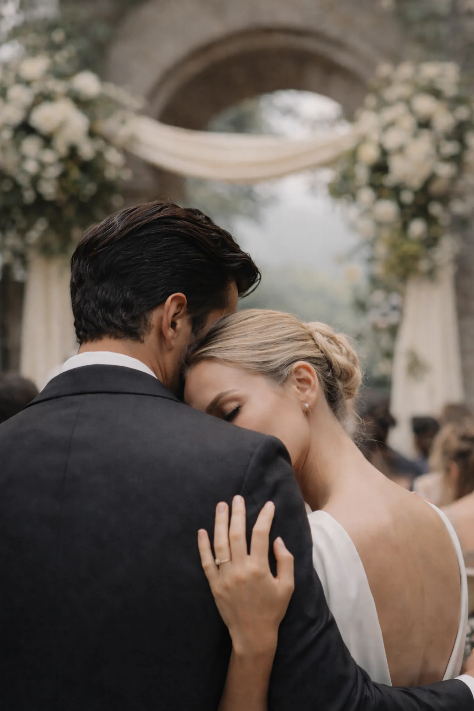 Inicio de una boda elegante en Galicia y Madrid con emoción y calma